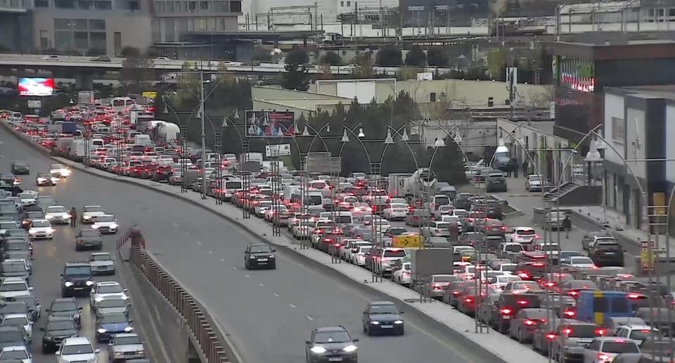 Bakıda tıxac var: Avtobuslar gecikir (FOTO)