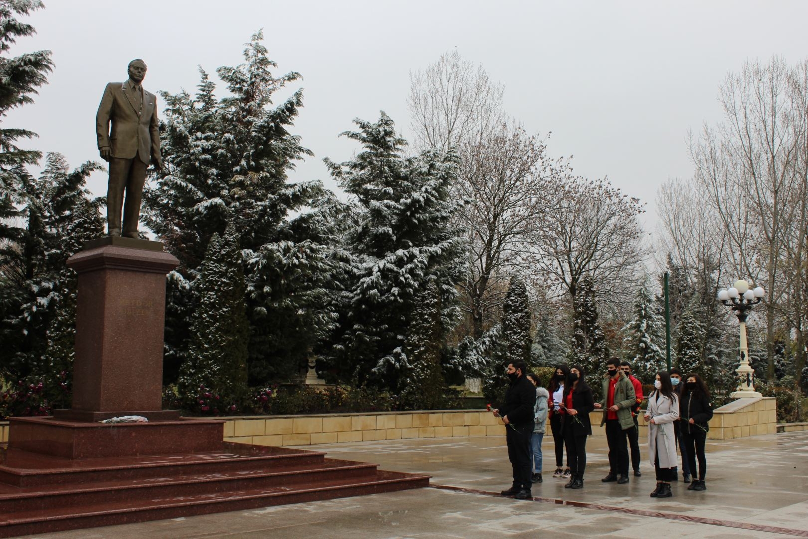 Gənclər Bakıda və regionlarda Heydər Əliyevin xatirəsini yad ediblər (FOTO)