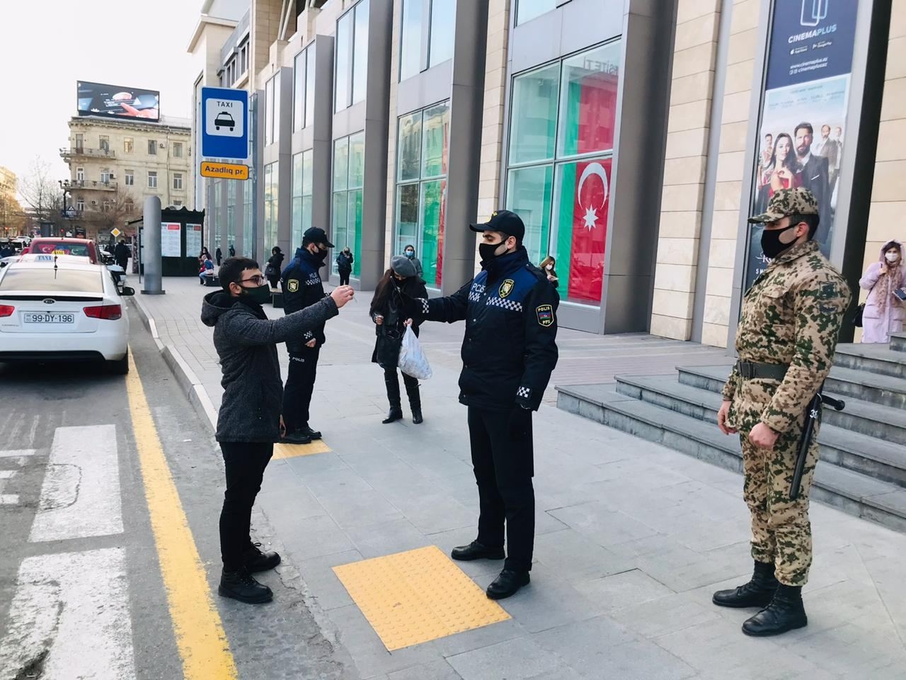 Bakıda polis karantin qaydalarına nəzarəti gücləndirdi (FOTO)