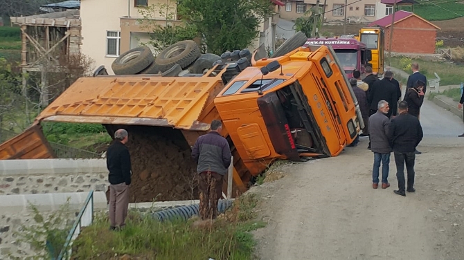 Şəkidə ''ZİL'' qəza etdi - yük yerindəki torpaq 2 azyaşlının üstünə dağıldı