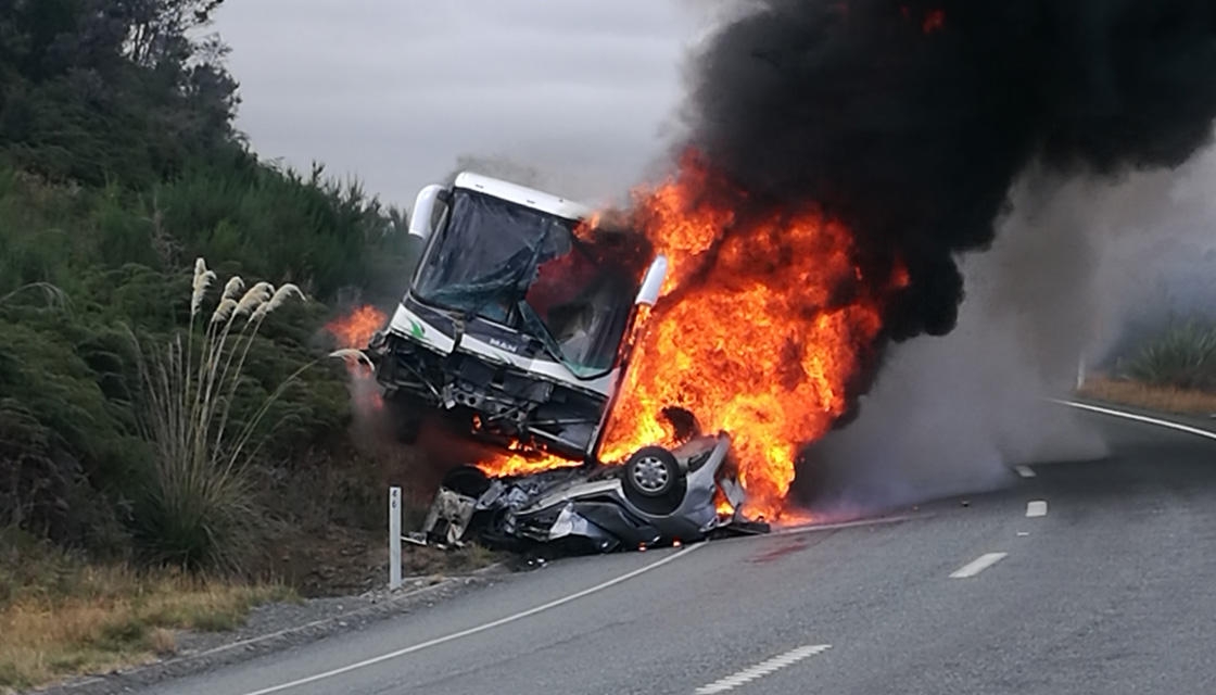 Avtobus avtomobillə toqquşdu: 6 nəfər diri-diri yandı