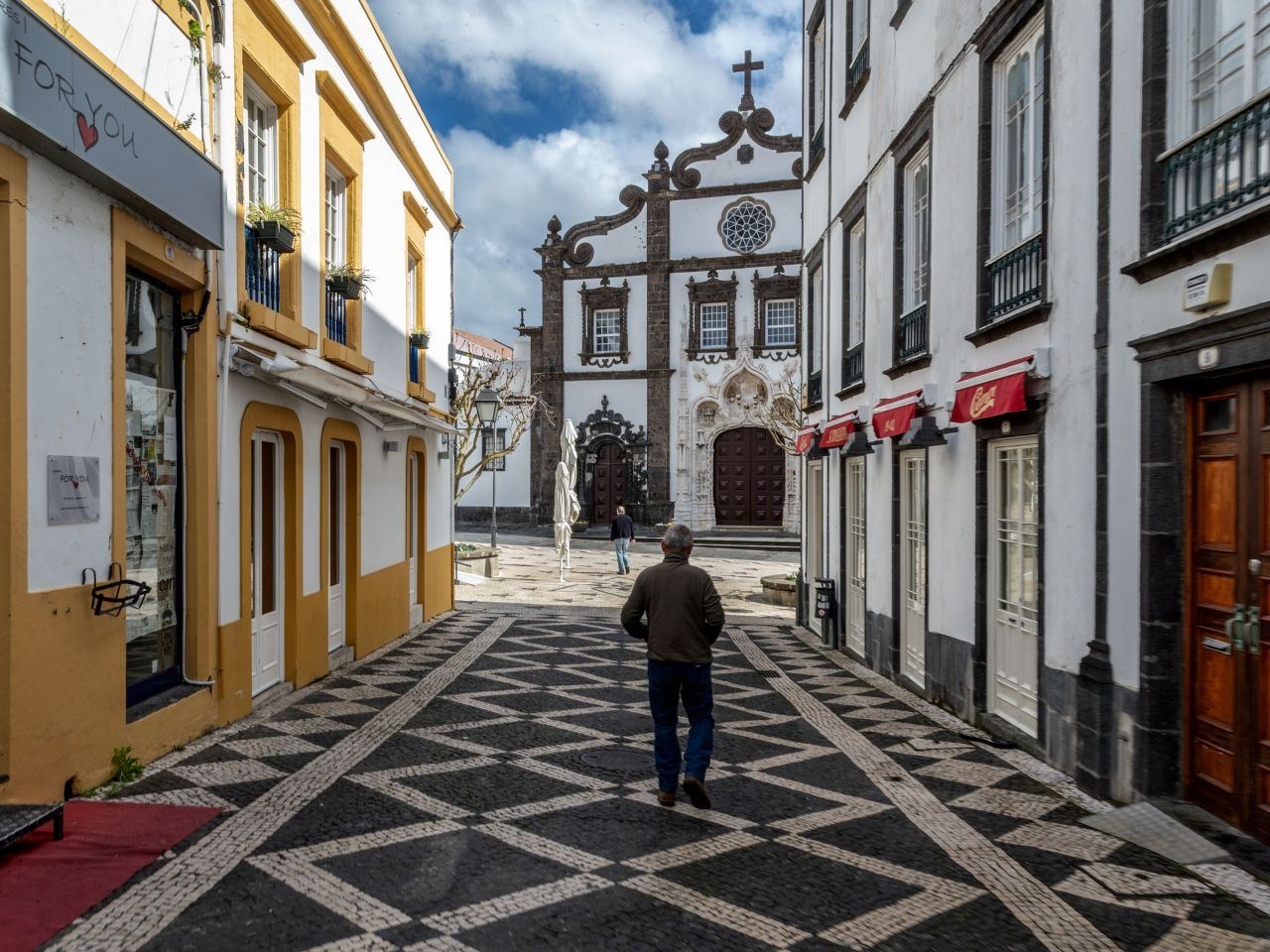 Portuqaliya hökuməti sərt karantin tətbiq edir