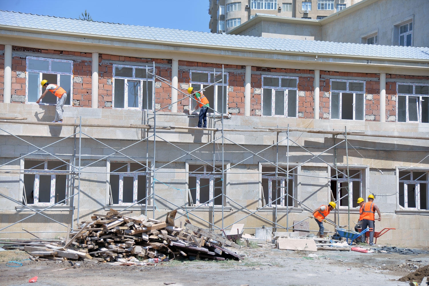 Bakıda 2 məktəb sökülüb yenidən tikiləcək (FOTO)