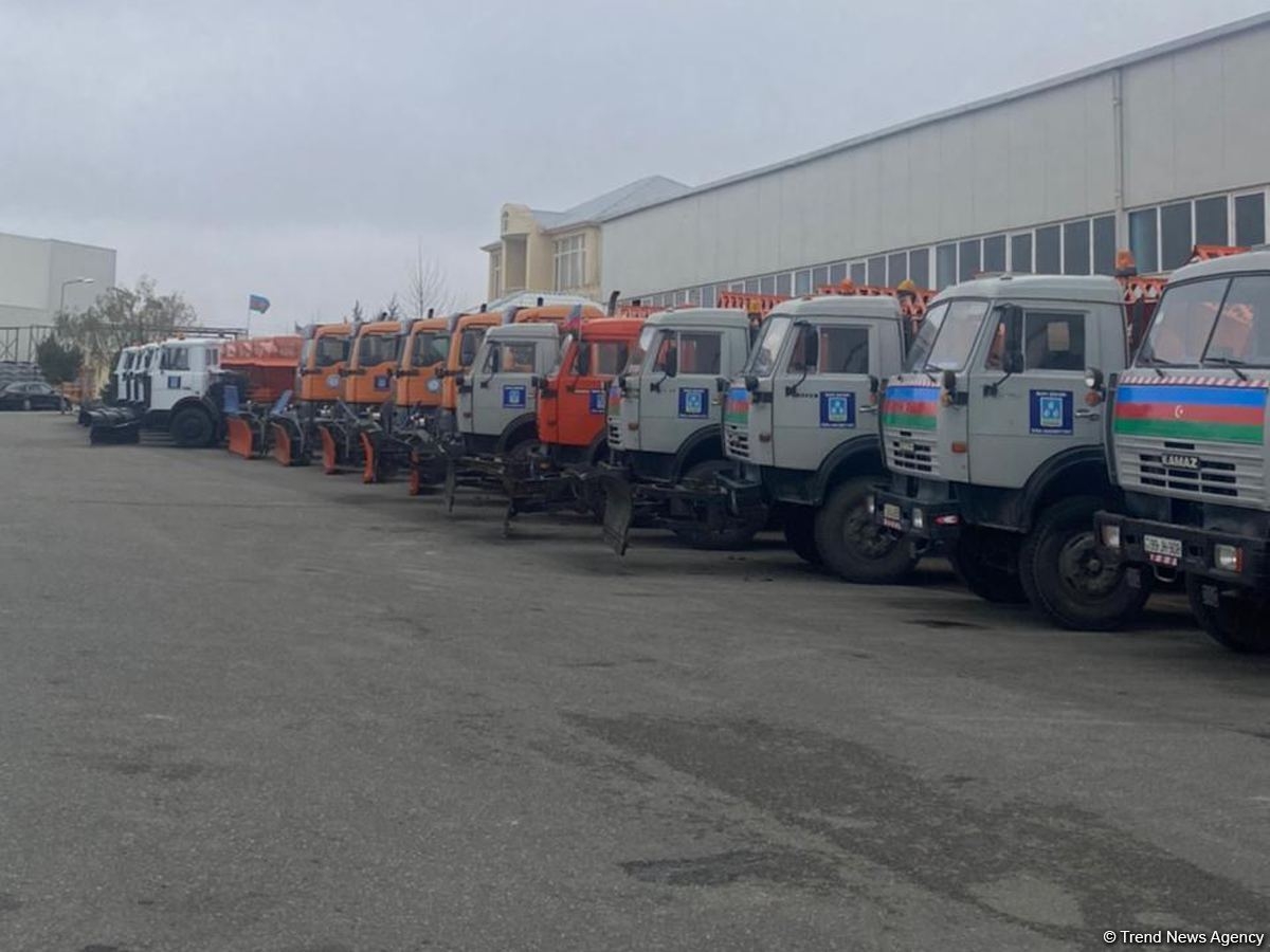 Bakıda qarlı havaya görə 50-dən çox texnika hazır vəziyyətə gətirildi (FOTO)