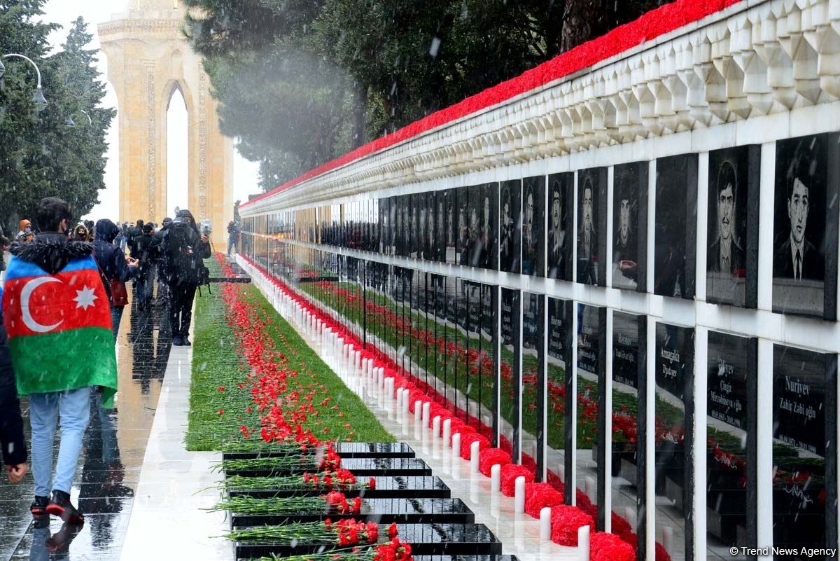 Azərbaycan xalqı 20 Yanvar faciəsi qurbanlarının əziz xatirəsini yad edir (FOTO)