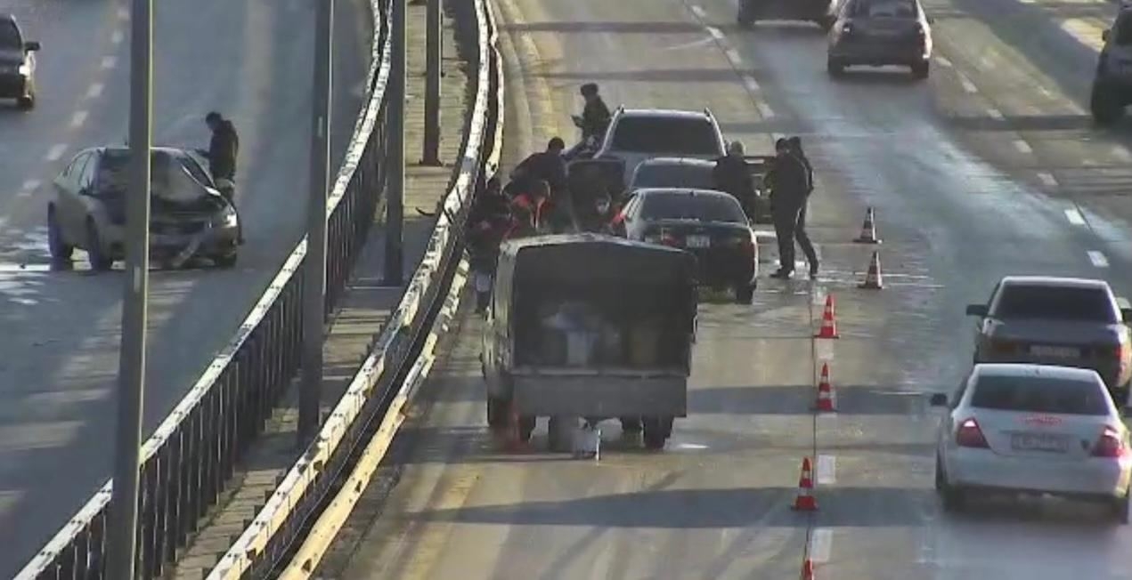 Bakıda yol buz bağladı, hər iki istiqamətdə zəncirvari qəza oldu (FOTO)