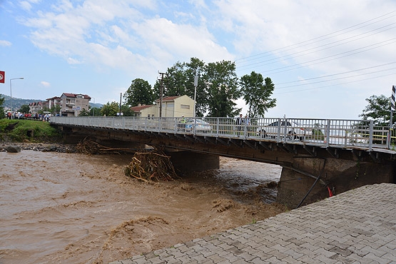 Türkiyədə sel 7 nəfəri apardı