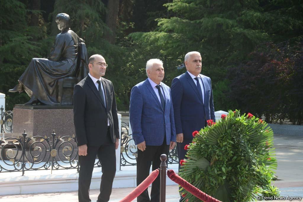 Mətbuat nümayəndələri ümummilli lider Heydər Əliyevin məzarını ziyarət ediblər (FOTO)