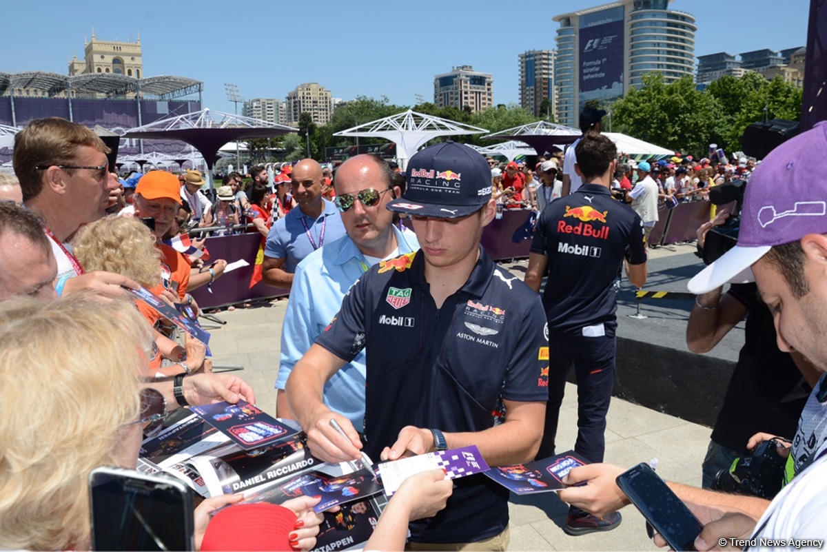 Bakıda Formula 1 pilotlarının avtoqraf sessiyası keçirilib