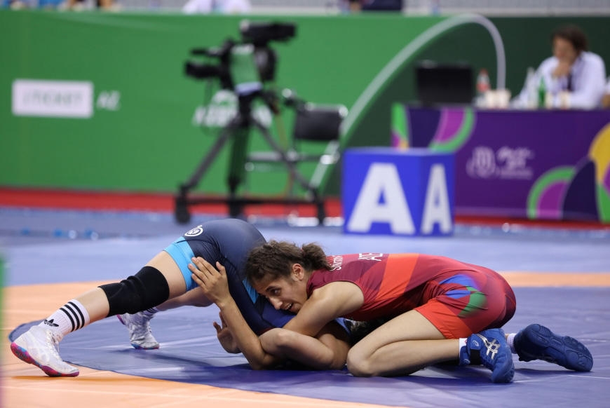 EYOF: Azərbaycanın iki qadın güləşçisi gümüş medal qazanıb