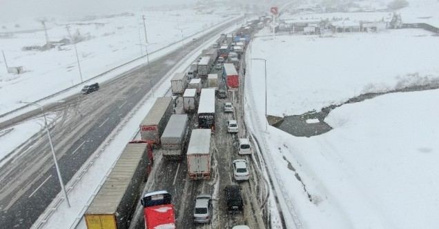 Türkiyədə yağan güclü qar 25 kilometrlik tıxaca səbəb oldu (VİDEO)