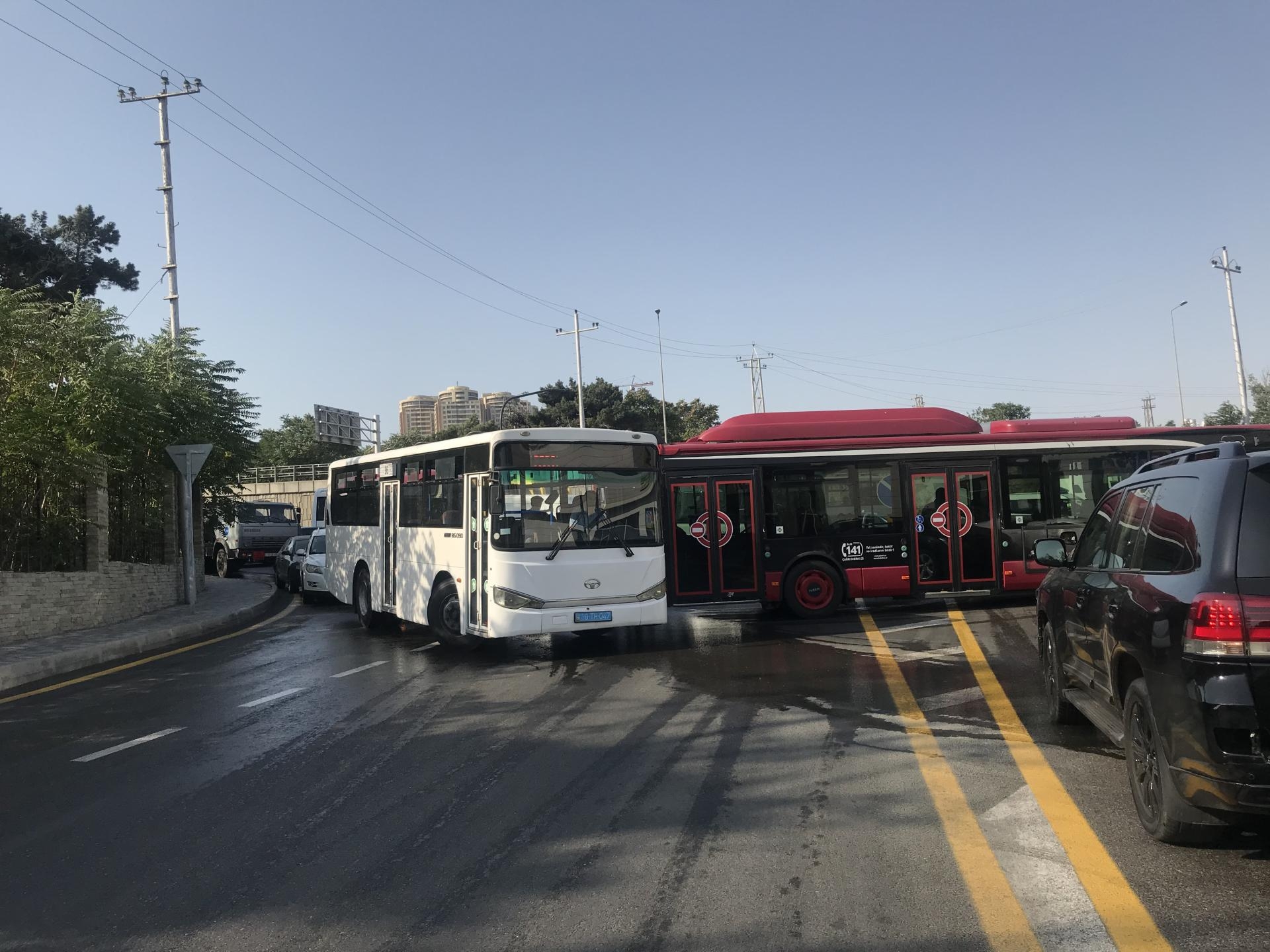 Avtobus qəza törətdi, digər marşrutlar xətdən çıxdı (FOTO)