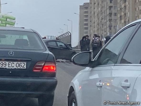 Bakıda yük maşını ilə minik avtomobili toqquşub, yolda tıxac yaranıb (FOTO)