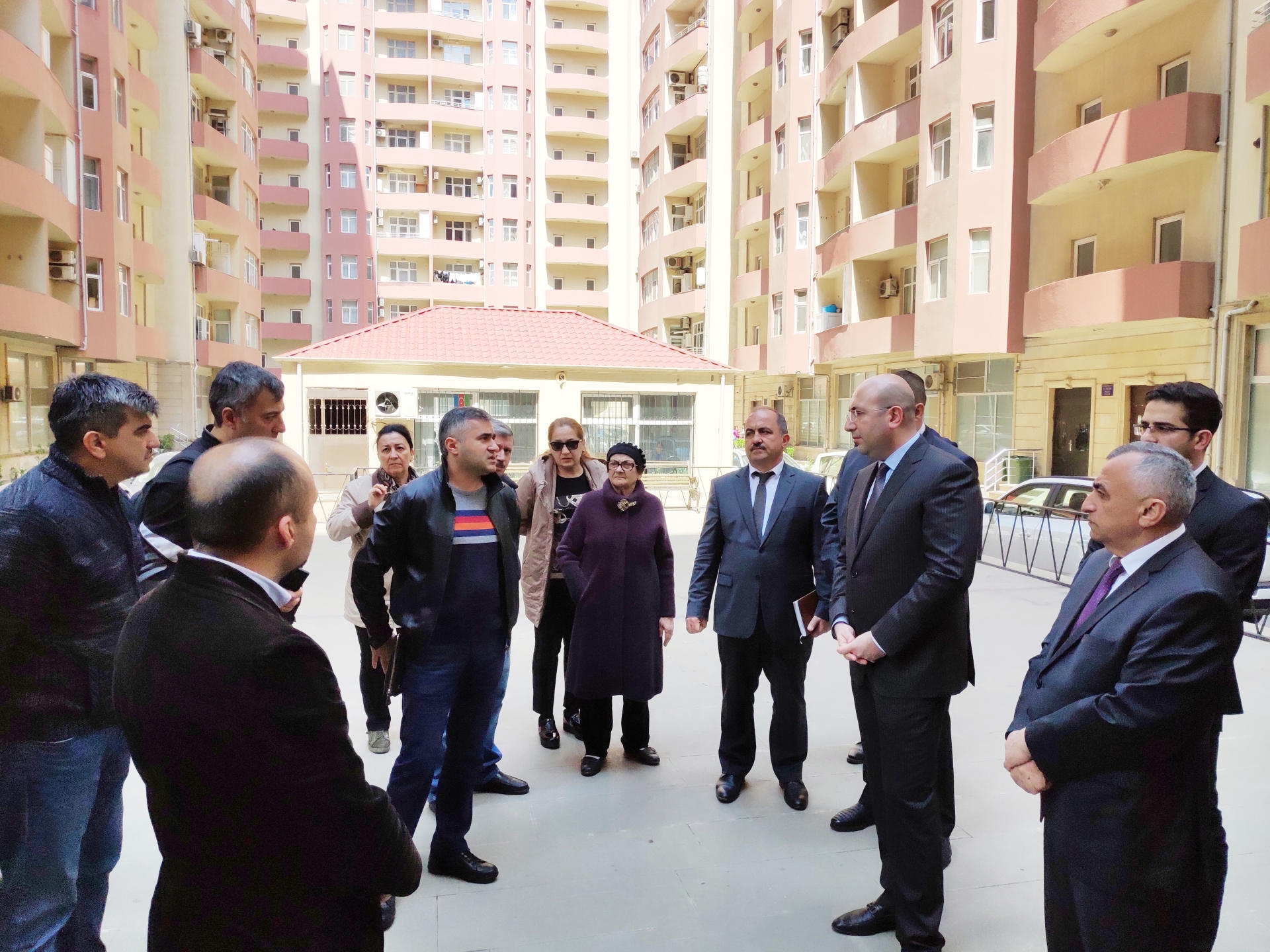 Xətaidə yaşayış binalarının qarşısında qeyri-qanuni tikinti işləri dayandırılıb (FOTO)