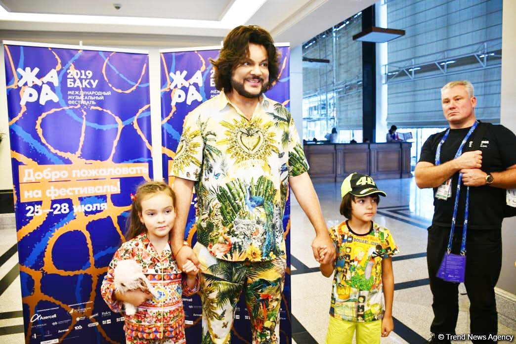 Filipp Kirkorov Bakıya uşaqları ilə gəldi (FOTO)