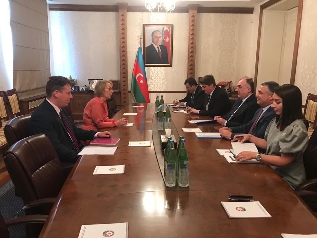 Elmar Məmmədyarov diplomatik fəaliyyəti başa çatan Böyük Britaniya Səfirini qəbul edib