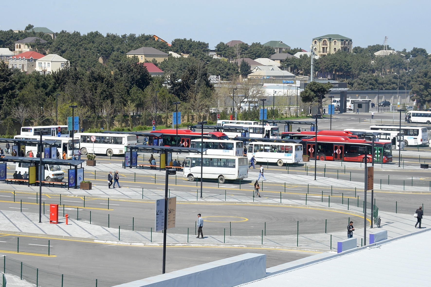 Yeni istifadəyə verilən Nəqliyyat qovşağında sərnişinləri gözləyən YENİLİKLƏR