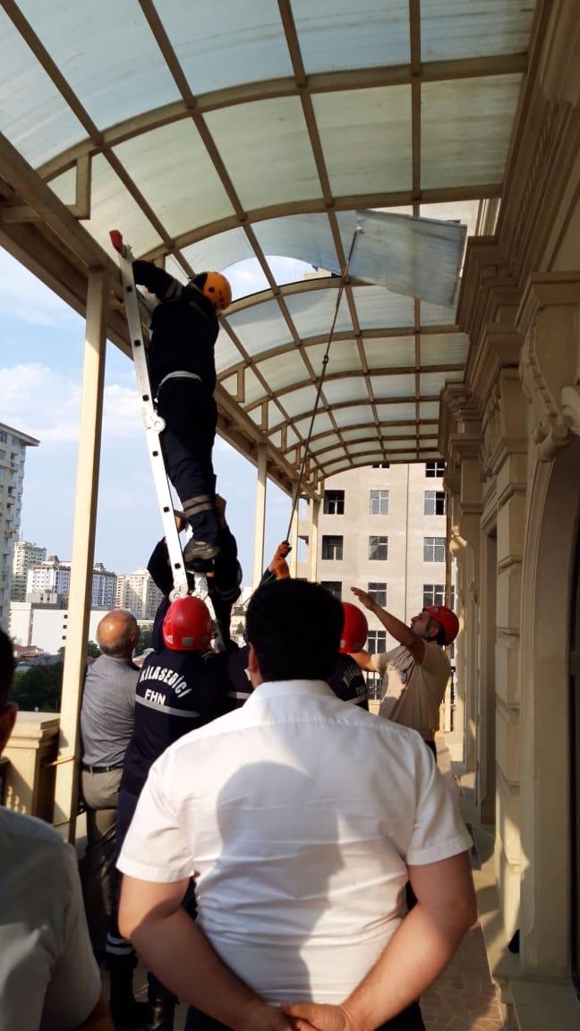 Güclü külək Bakıda bu ərazilərdə fəsadlar törətdi (FOTO/VİDEO)