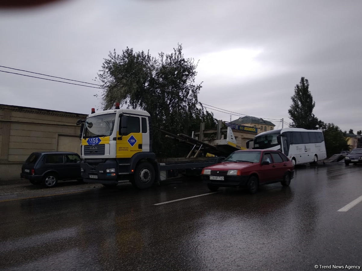 Avtobusların toqquşması Bakıda tıxac yaratdı (FOTO)