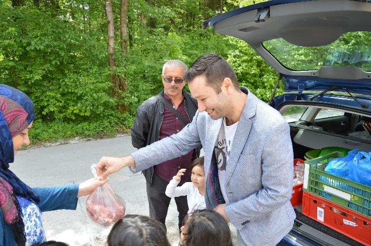 Avstriya Azərbaycanlıları Cəmiyyəti Qurban bayramı ilə əlaqədar olaraq 100 ailəni sevindirdi (FOTO)