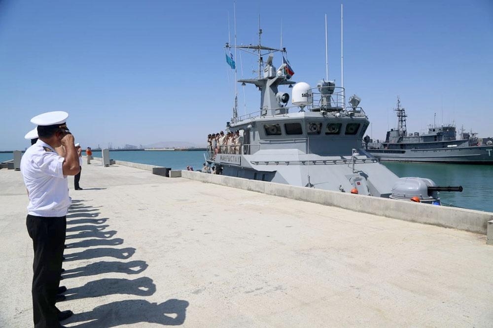 Qazaxıstan hərbi gəmisi Bakı limanını tərk edib (FOTO)