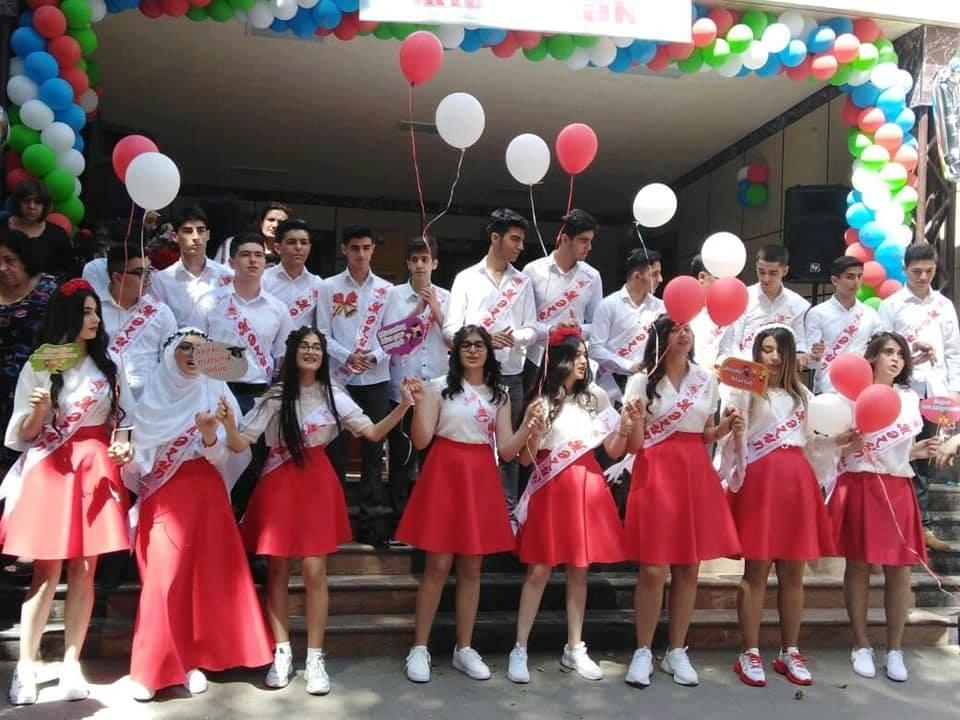 Bakıda 2 məktəbdə bir sinfin bütün şagirdləri ali məktəbə qəbul olub (FOTO)