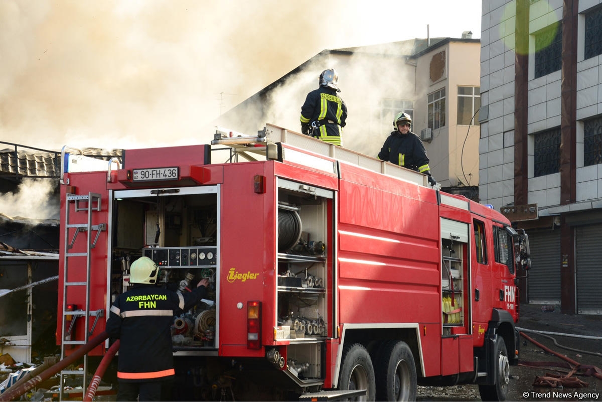 Xırdalanda qarışıq mallar mağazası yanıb