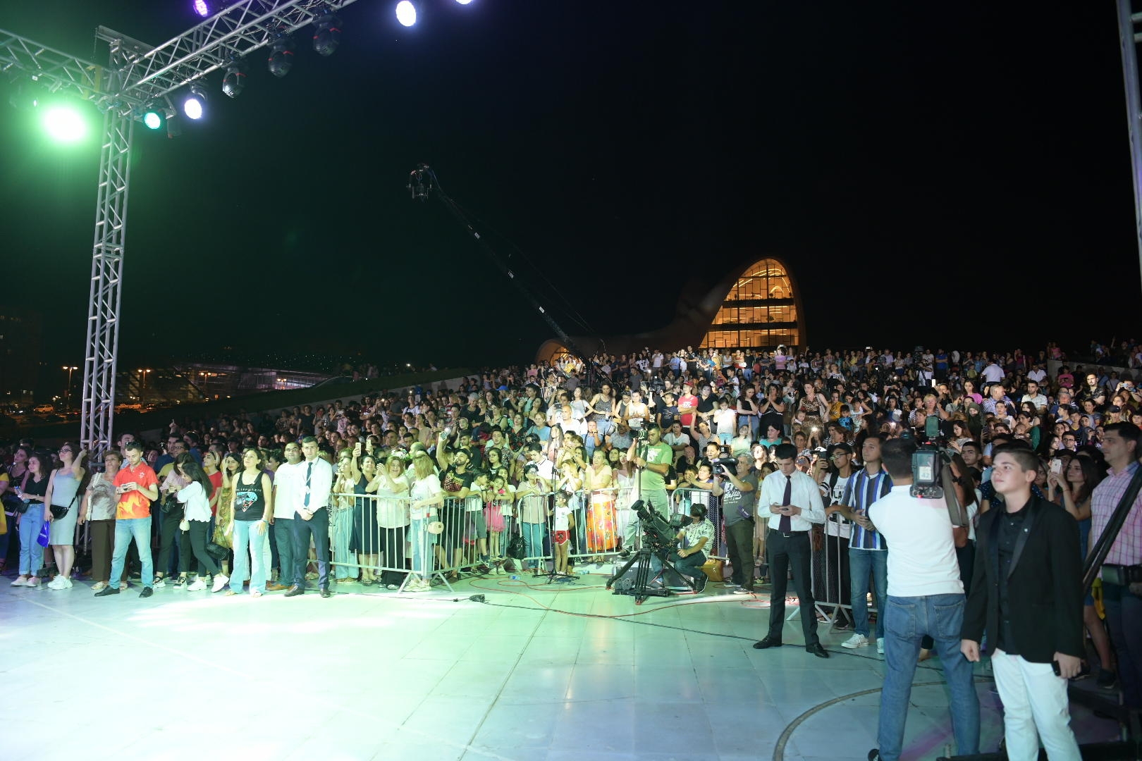 Heydər Əliyev Mərkəzinin parkında Faiq Ağayevin konserti keçirilib (FOTO)