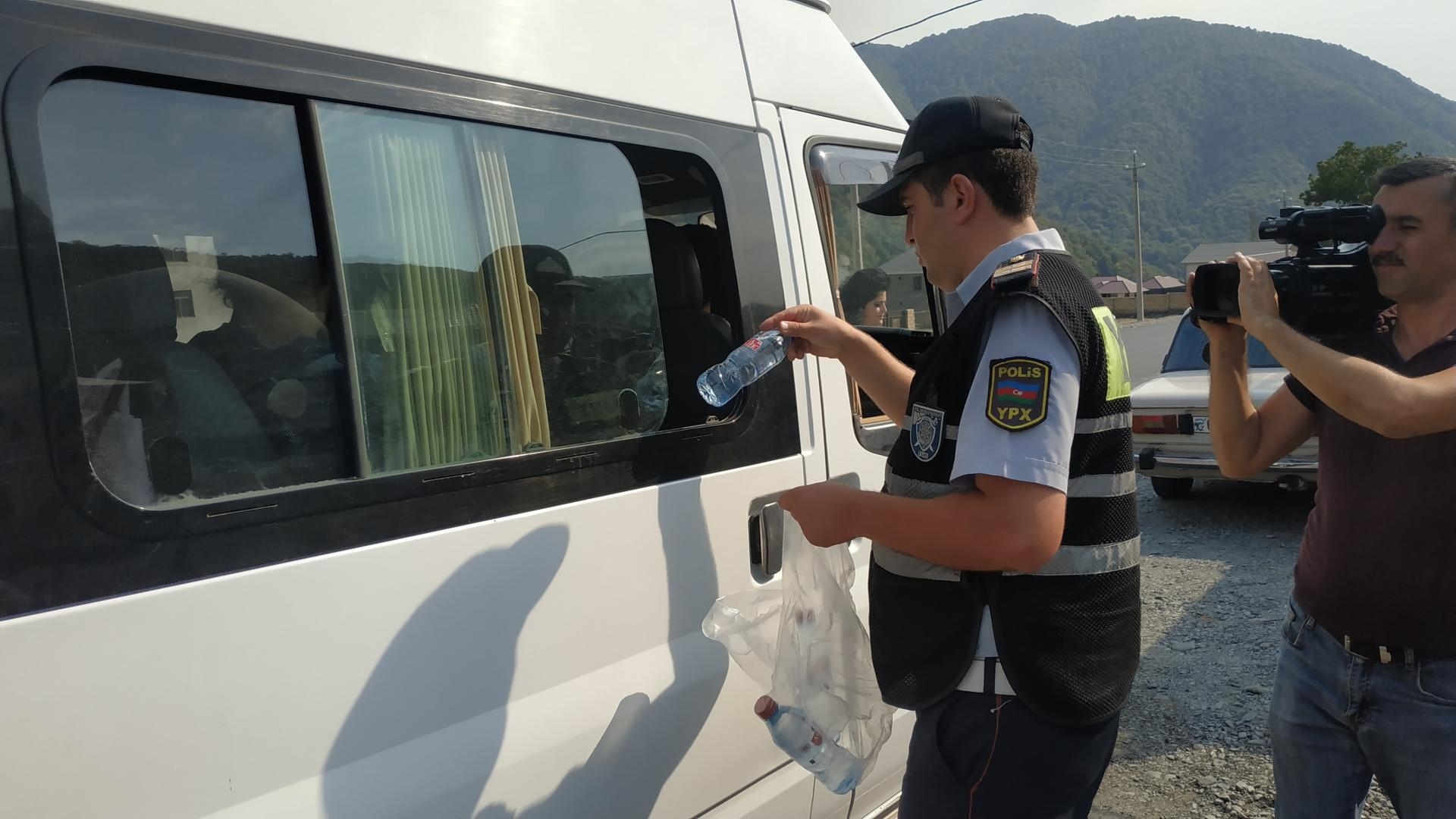 Qaxda yol polisi sürücülərə və sərnişinlərə sərin su paylayıb (FOTO)