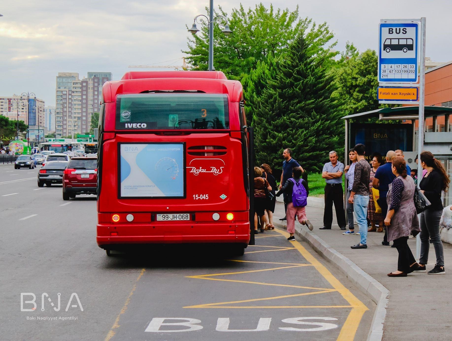 Bakıda avtobus dayanacağının yeri dəyişdirildi - Hərəkətə mane olurmuş (FOTO)