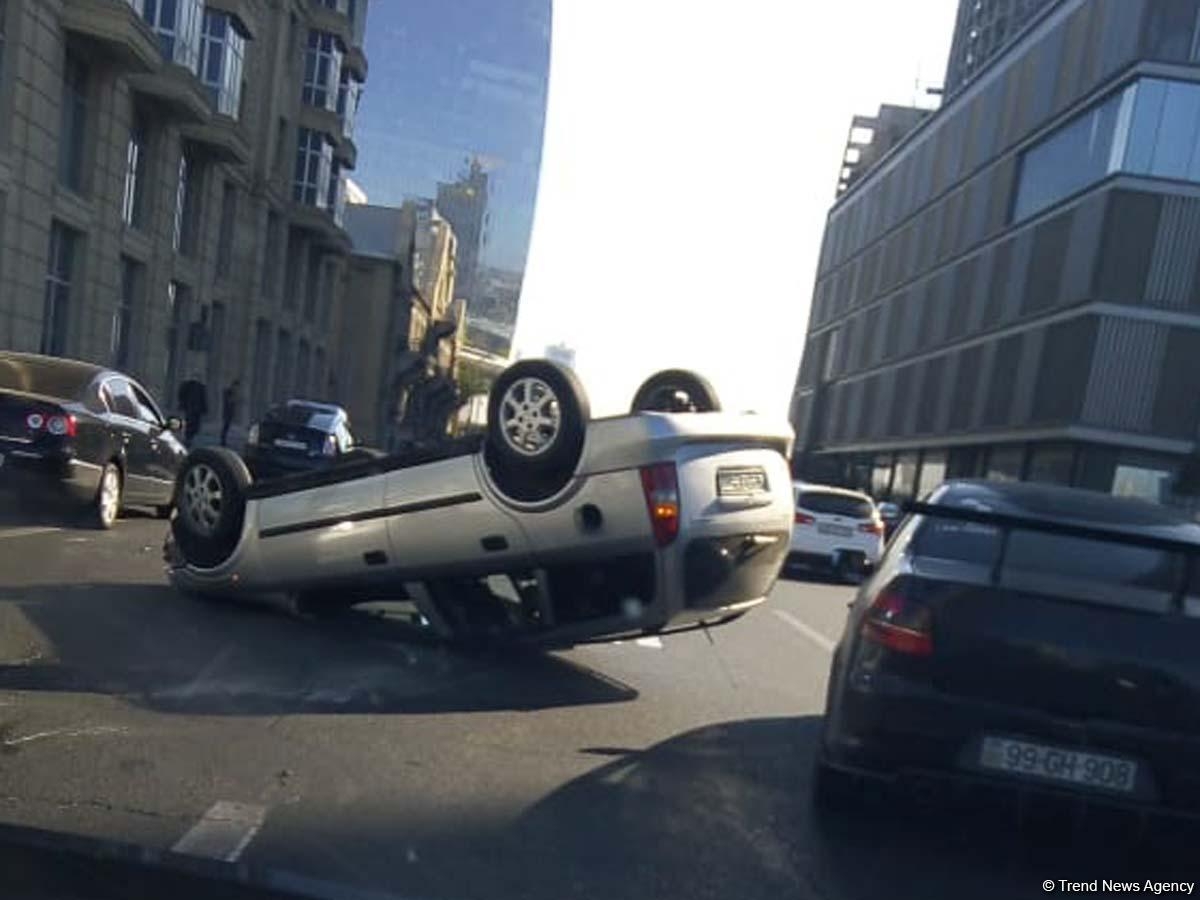 Bakının mərkəzində ''Opel'' aşdı, yolda sıxlıq yarandı