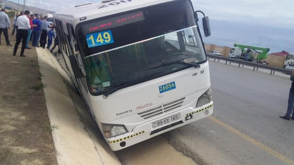 Bakıda avtobus drenaj xəttinə düşüb, 1 nəfər xəsarət aldı (FOTO)