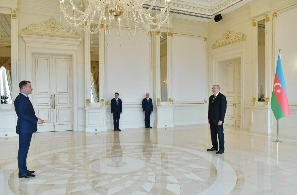 Prezident İlham Əliyev Litvanın Azərbaycanda yeni təyin olunmuş səfirinin etimadnaməsini qəbul edib (FOTO)