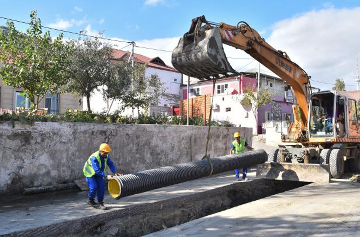 Paytaxtın bu hissəsinə də yeni su xətləri çəkilir (FOTO)