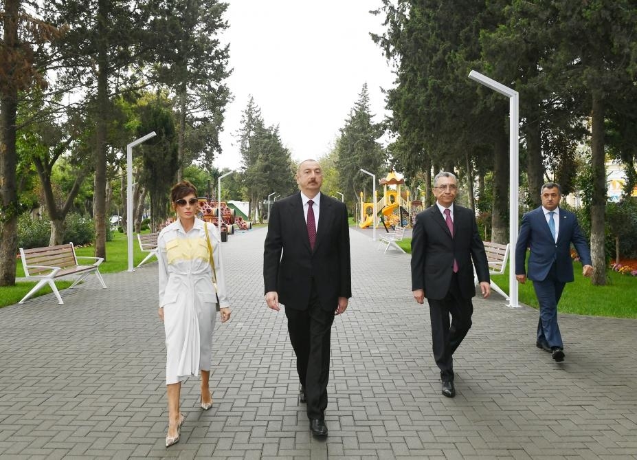 Prezident İlham Əliyev və birinci xanım Mehriban Əliyeva Bakının Atatürk prospektində yerləşən parkda əsaslı yenidənqurmadan sonra yaradılan şəraitlə tanış olublar (FOTO)