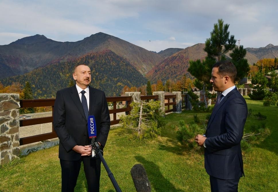 Prezident İlham Əliyev Soçidə “Rossiya” və “Birinci” televiziya kanallarının müxbirlərinin suallarını cavablandırıb (FOTO)