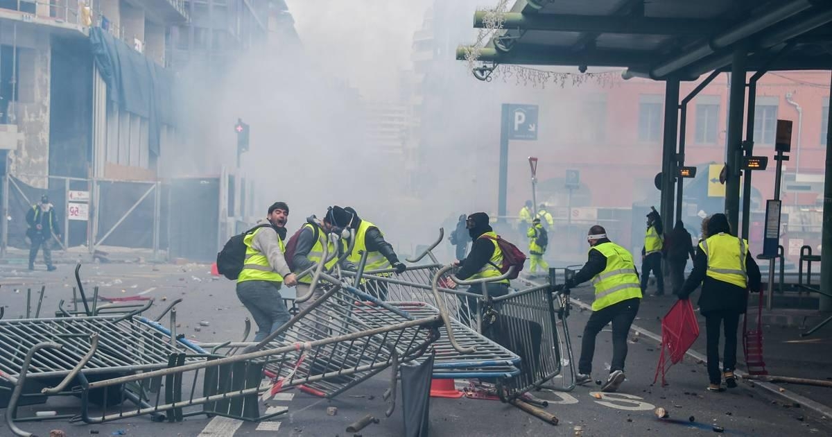 Parisdə etirazçılar ticarət mərkəzinin bir hissəsini ələ keçiriblər