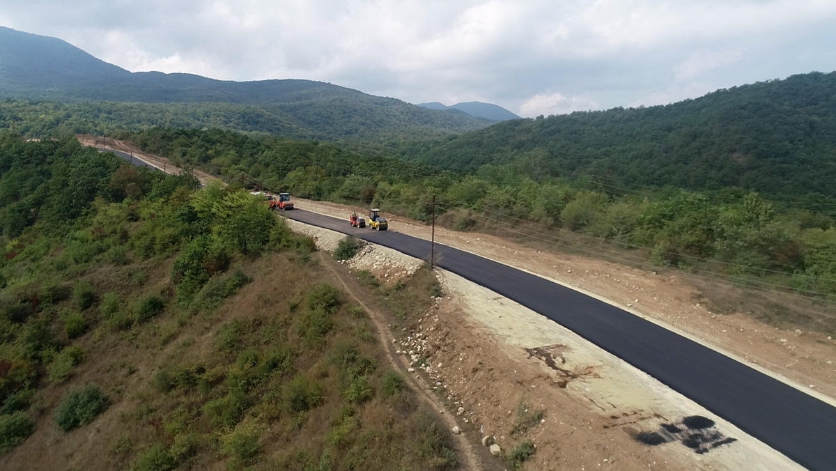 Şabranda 25 km uzunluğunda avtomobil yolu yenidən qurulur (FOTO)