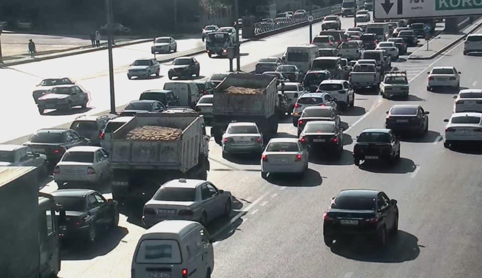 Bakıda QƏZA prospektdə tıxac yaratdı (FOTO)