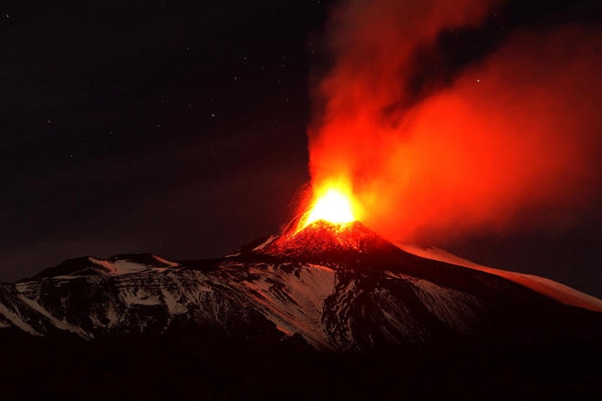 Etna vulkanı püskürdü!