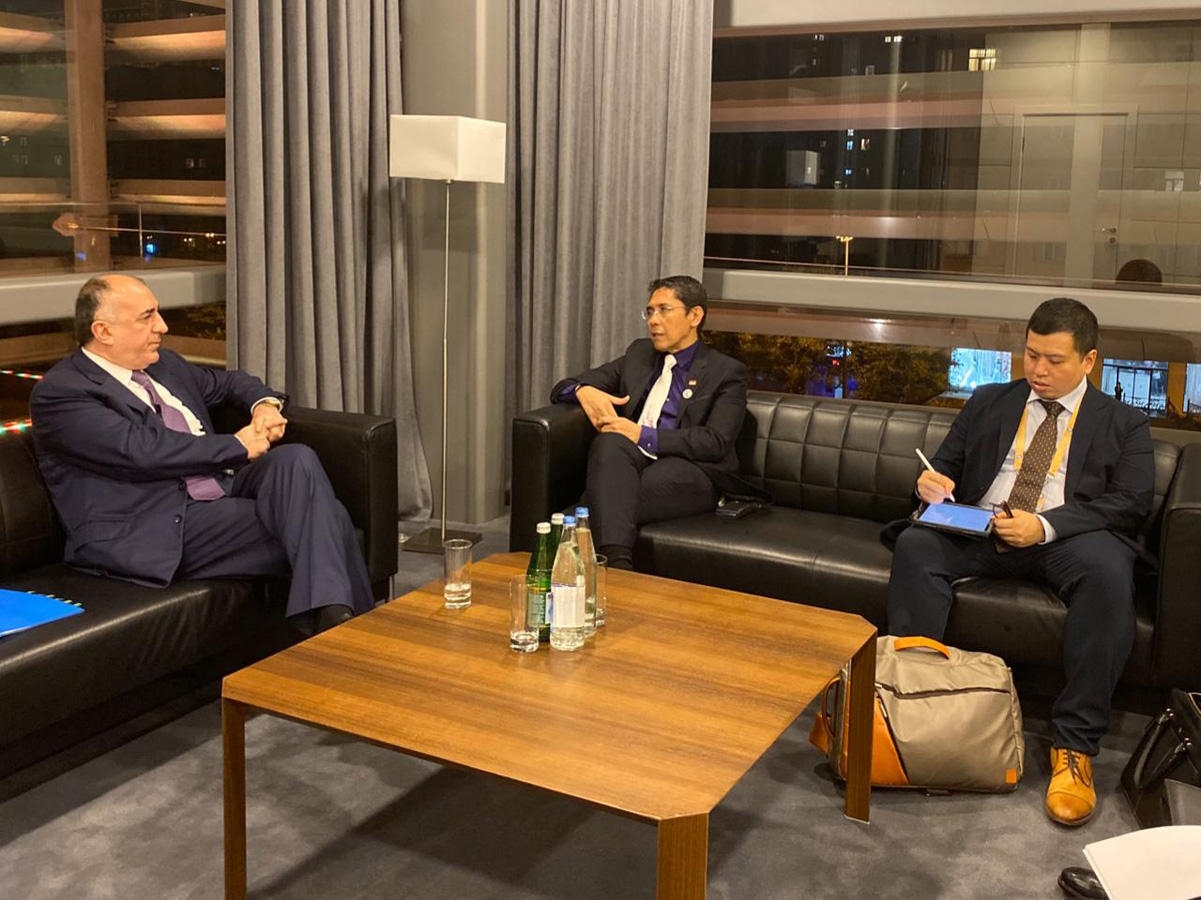 Elmar Məmmədyarov Sinqapurun Müdafiə və Xarici İşlər üzrə Baş dövlət katibi ilə görüşüb (FOTO)
