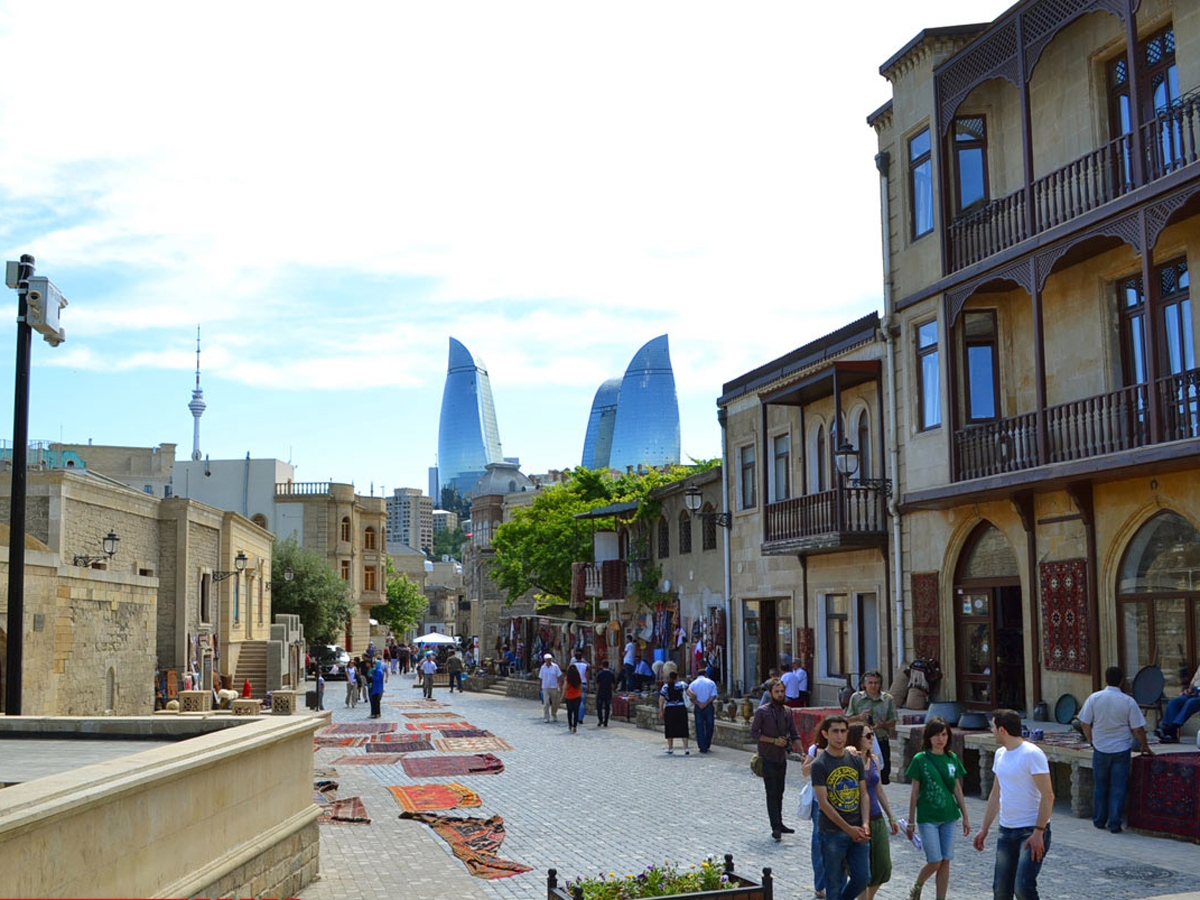 ÜST: İçərişəhər tütündən azad zona elan edilib,  amma buna əməl edilmir