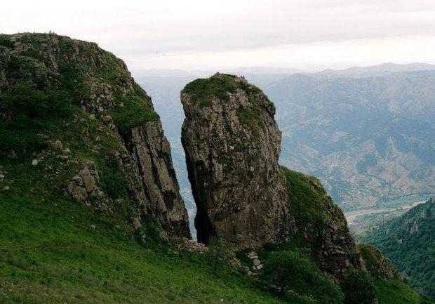 Göygöldə dostları ilə yeyib-içən 36 yaşlı kişi qayadan yıxılıb öldü