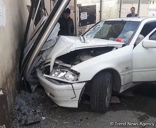 Bakıda ''Mercedes'' dayanacağa çırpıldı