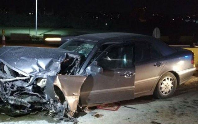 Bakıda ''Mercedes'' qaz boru xəttinə çırpılaraq yanıb