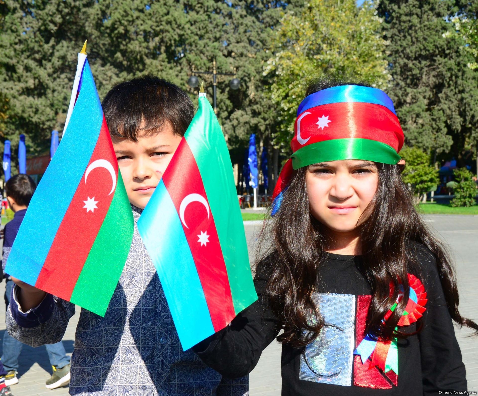 Dənizkənarı Bulvarda Dövlət Bayrağı Günü münasibəti ilə bayram tədbiri olub (FOTOREPORTAJ)