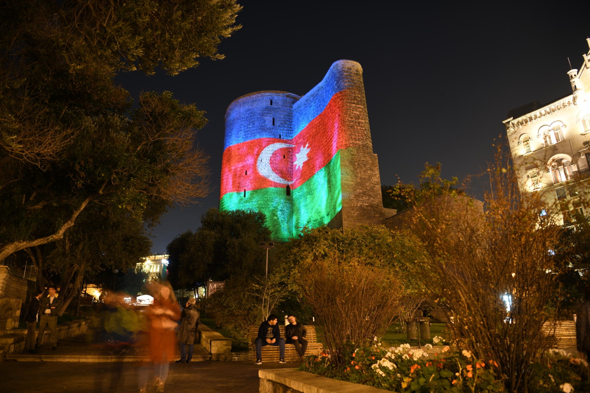 Bakı bütünlüklə Azərbaycan bayrağıyla bəzəndi (FOTO/VİDEO)