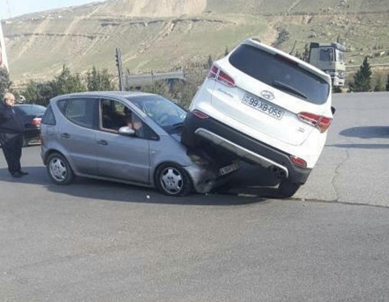 ''Sədərək''də qəza: ''Hyundai'' ''Mercedes''in üzərinə çıxıb