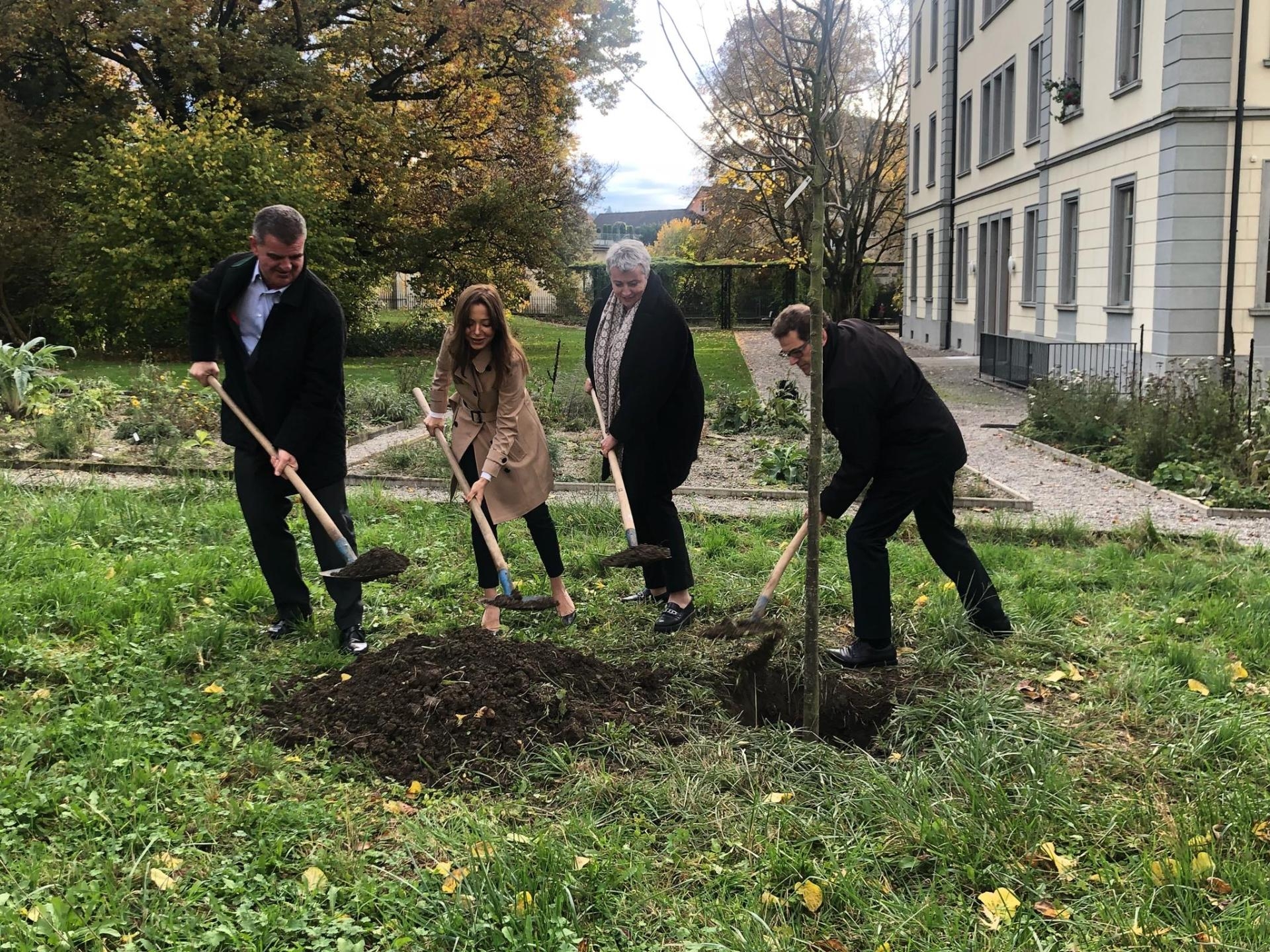 İsveçrənin Turqau kantonunun ən böyük Botanika bağında Azərbaycana həsr olunan ağac üçün yer ayrıldı (FOTO)