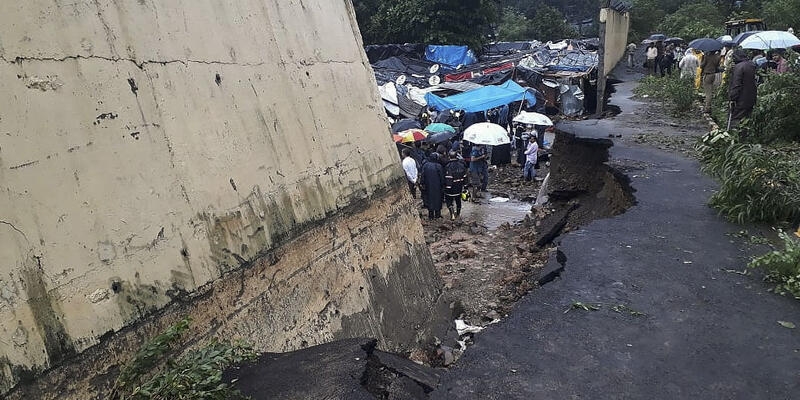 Hindistanda yağış divarı uçurdu - 15 nəfər öldü